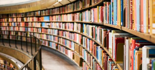 Bibliothek mit Bücherregal